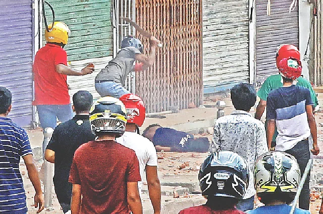 Delivery man Nahid Hossain getting hacked to death during clashes between students and shop owners in New Market on 19 April 2022.