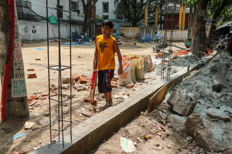 Police continue the construction work amid protests at Tentultala ground in the city's Kalabagan area on 26 April 2022