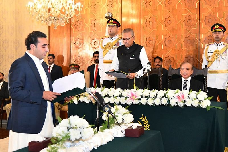 In this handout photograph released by Pakistan's Press Information Department (PID) on 27 April 2022, shows Pakistan's president Arif Alvi (C) administering the oath to Bilawal Bhutto Zardari (L) as federal minister for foreign affairs of Pakistan while prime minister Shehbaz Sharif (2R) looks on at the President House in Islamabad.