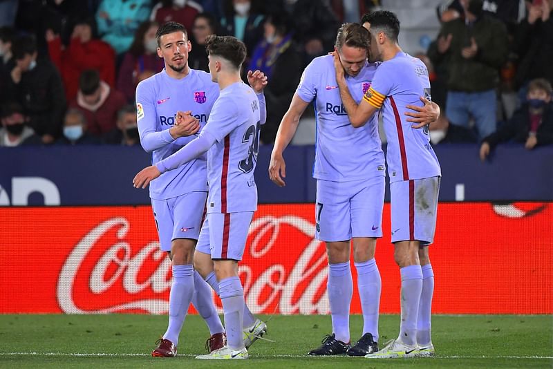 Barcelona's Dutch forward Luuk de Jong (2R) celebrates with teammates after scoring his team's third goal during the Spanish league football match between Levante UD and FC Barcelona at the Ciutat de Valencia stadium in Valencia on 10 April, 2022