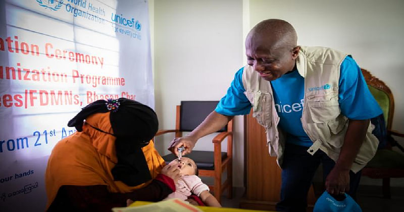 A health worker inoculates a Rohingya child in Bhasan Char