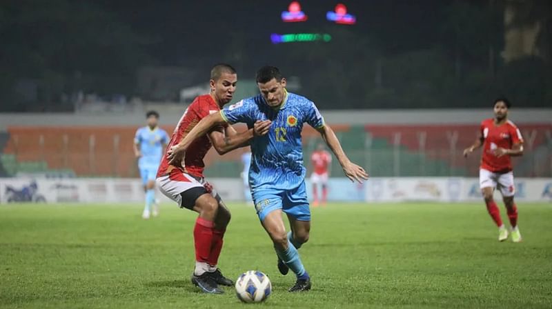 Costa Rican footballer Daniel Colindres vies for ball with against Abahani's Tarique Qazi on 3 April, 2022