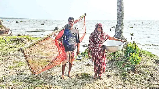 Milon and his wife Pari Begum catch shrimp fry in the Baleswar river. The photo was taken from the bank of Baleshwar river near the village Padma on 23 April.