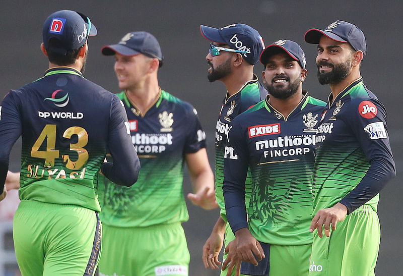 Royal Challengers Bangalore players celebrate the dismissal of Sunrisers Hyderabad's Abhishek Sharma during the Indian Premier League 2022 match between Sunrisers Hyderabad and Royal Challengers Bangalore, at Wankhede Stadium, in Mumbai on 8 May 2022