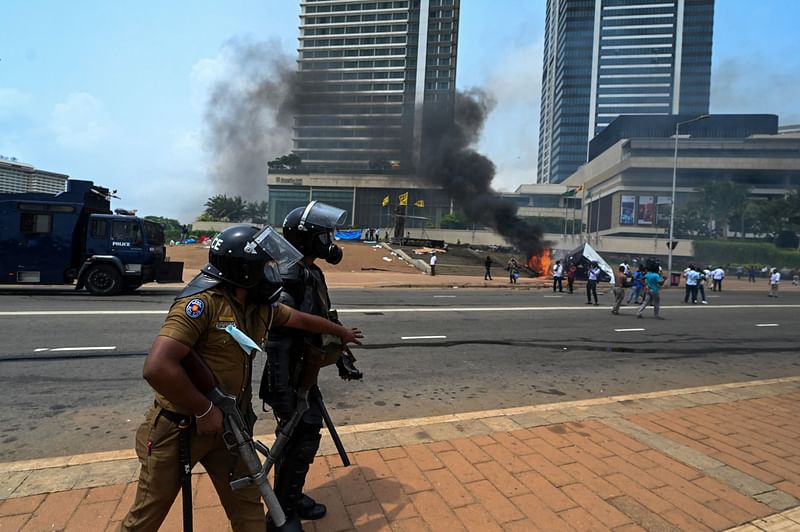 Government supporters and police clash outside the President's office in Colombo on 9 May, 2022. Violence raged across Sri Lanka late into the night on 9 May, 2022, with five people dead and some 180 injured as prime minister Mahinda Rajapaksa quit after weeks of protests.