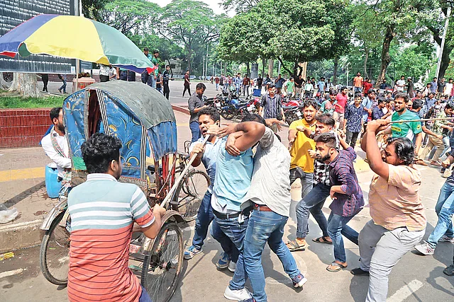 Chhatra League men attack Chhatra Dal activists in front of Central Shaheed Minar on 24 May