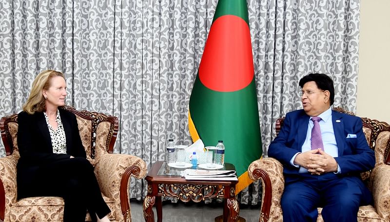 USAID Deputy Administrator Isobel Coleman (L) calls on Foreign Minister AK Abdul Momen at the Foreign Service Academy, Dhaka, on 9 May 2022