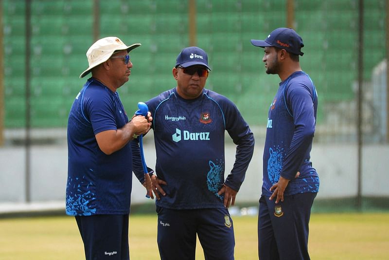 Coach Russel Domingo (L), team director Khaled Mahmud (C) and Shakib Al Hasan in deep conversation