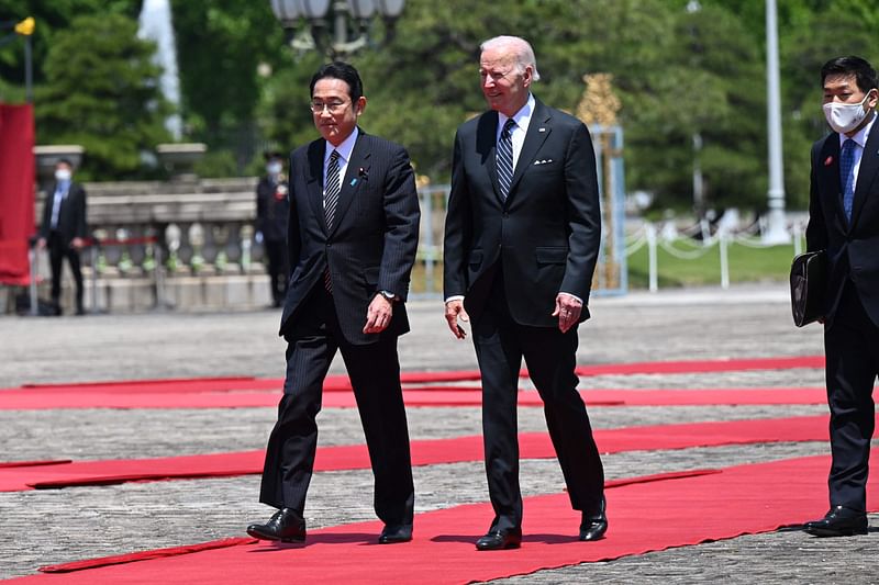 US President Joe Biden (R) and Japanese Prime Minister Fumio Kishida (L) attend a welcome ceremony at the Akasaka Palace in Tokyo on 23 May, 2022