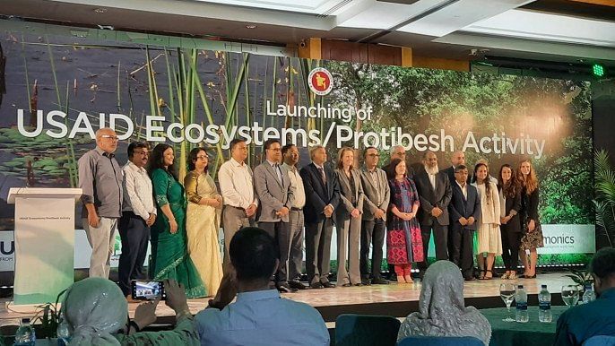 Planning Minister MA Mannan and USAID Deputy Administrator for policy and programming, Isobel Coleman, lunches the five-year project at a Dhaka hotel on 10 May 2022