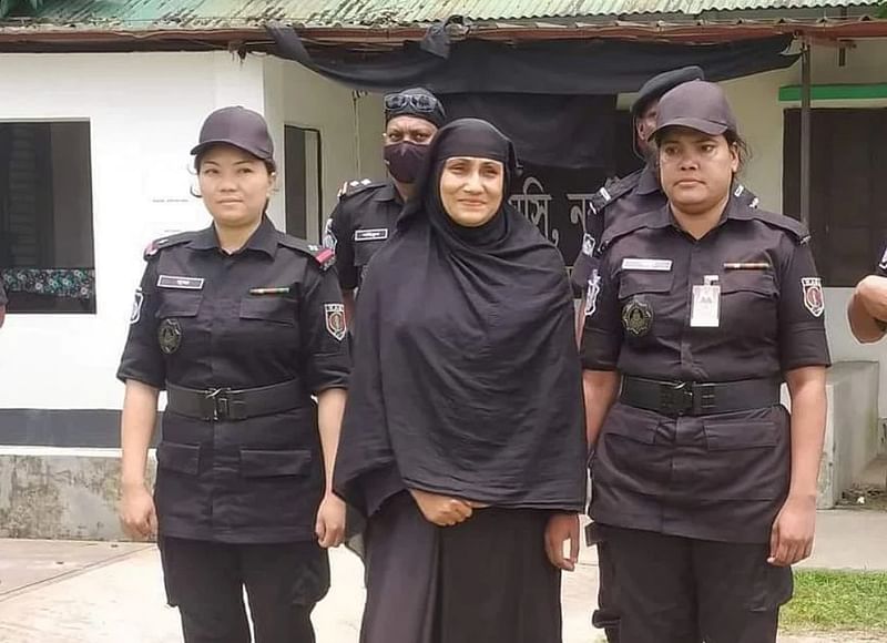 RAB - 11 has arrested Marzia Akter alias Sayma alias Shila who harassed a female student at the Narsingdi railway station for her attire