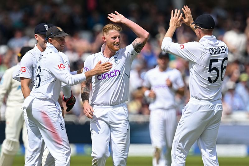 England's captain Ben Stokes (C) celebrates with teammates after taking the wicket of New Zealand's Henry Nicholls for 30 runs on the first day of the second Test cricket match between England and New Zealand at Trent Bridge cricket ground in Nottingham, central England, on June 10, 2022