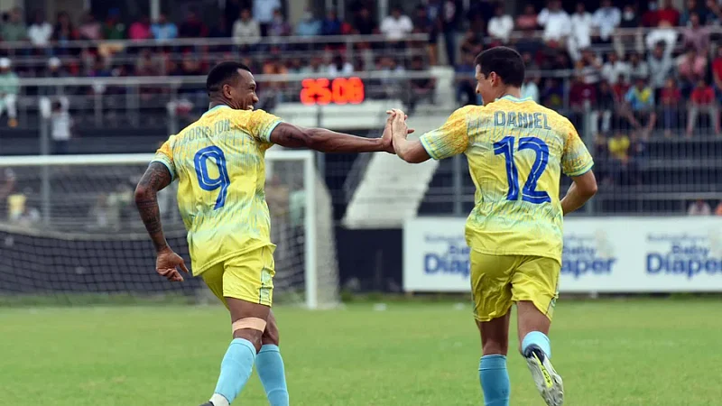 Dhaka Abahani footballers (L) and Daniel Colindres