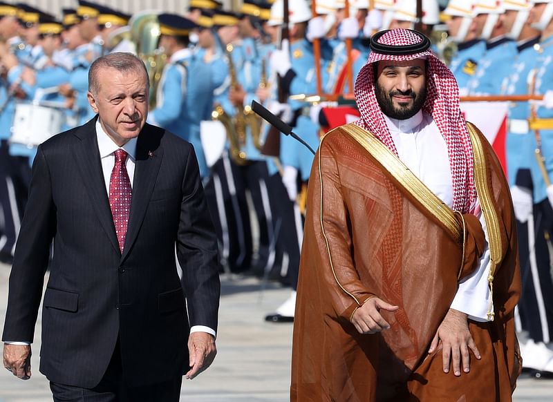 Turkey's President Recep Tayyip Erdogan (L) welcomes Crown Prince of Saudi Arabia Mohammed bin Salman (R) during an official ceremony at the Presidential Complex in Ankara, on 22 June, 2022