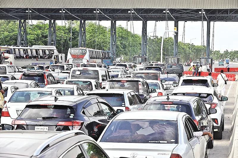 Vehicles waiting in queue to pay toll at Mawa end of the Padma Bridge on 26 June 2022