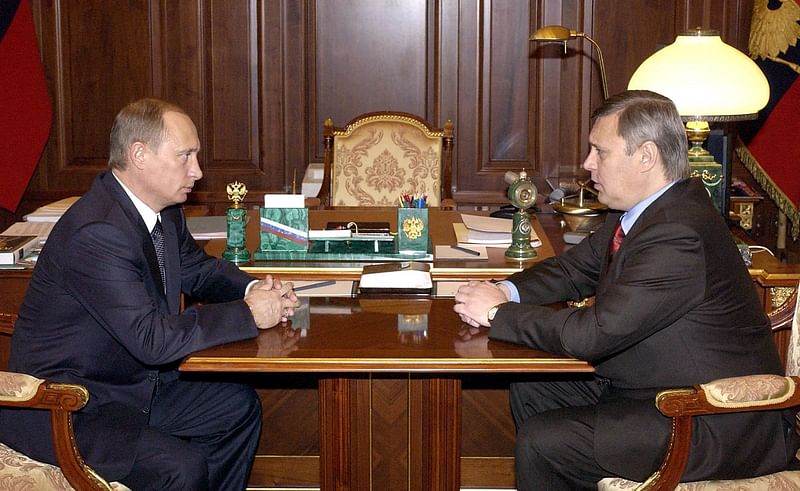 This photograph taken on 24 February, 2004, shows Russian president Vladimir Putin (L) talking to former Russian prime minister Mikhail Kasyanov at his office in Moscow's Kremlin