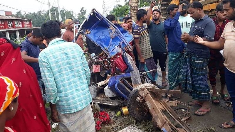 People look at the destroyed battery-run auto-rickshaw in Kalukhali of Rajbari on 1 June 2022