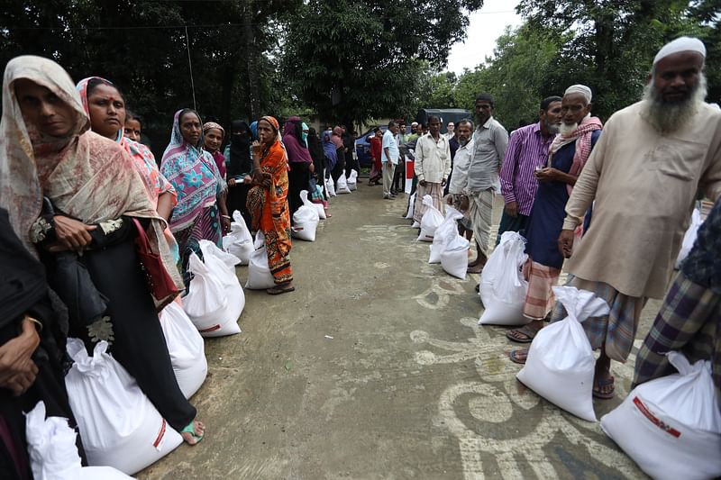 IDLC Finance Limited and Prothom Alo Trust hand over reliefs to 100 flood-affected people in Kanaighat of Sylhet. The picture was taken on 10 June.