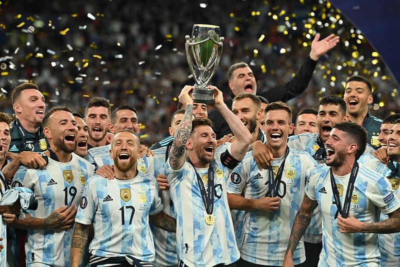 Argentina's striker Lionel Messi lifts the trophy as Argentina's players celebrate on the pitch after their victory in the 'Finalissima' International friendly football match between Italy and Argentina at Wembley Stadium in London on 1 June, 2022