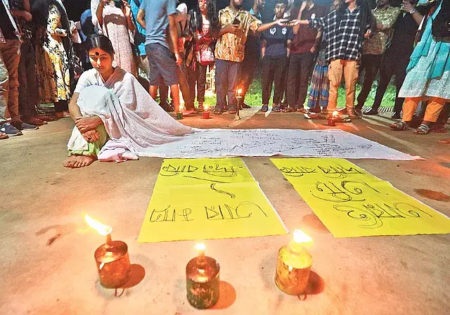 CU’s cultural organisation 'Baromasi' staged a play, 'Nari Ek Manush', in protest of the sexual harassment of a student in Chittagong University in the Chittagong University railway station on Sunday