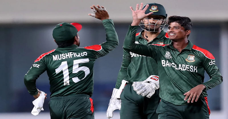 Mahedi Hasan celebrates taking a wicket with teammates Mushfiqur Rahim and Nurul Hasan