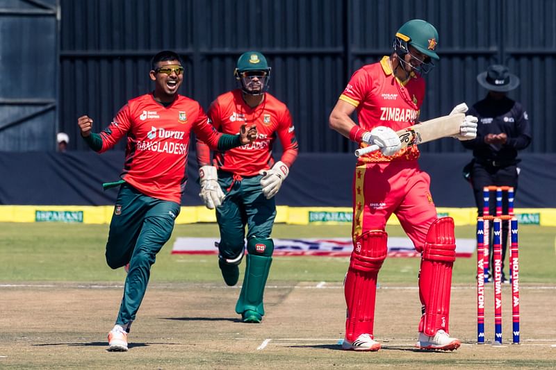 Bangladesh bowler Mosaddek Hossain (L) celebrates the wicket of Zimbabwe batsman Craig Ervine with captain Quazi Nurul Hasan Sohan during the second T20 cricket match played between Bangladesh and hosts Zimbabwe, on 31 July, 2022 at the Harare Sports Club