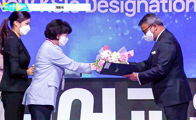 The King Sejong Institute Foundation (KSIF) handed over the KSI designation certificate to IUB vice chancellor Tanweer Hasan, PhD, during a ceremony in the Korean capital city of Seoul on 9 August 2022.