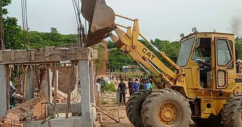 Chattogram district administration started a drive on Tuesday to evict people living illegally on the hilly slopes in Sitakunda upazila in the district