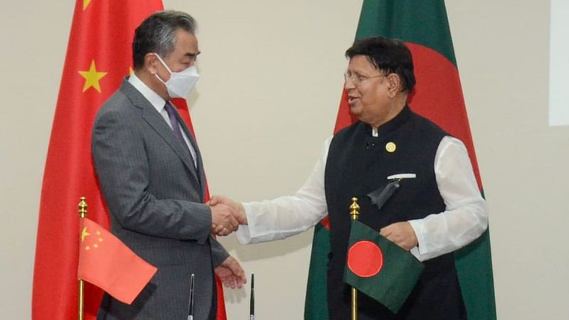 Bangladesh foreign minister AK Abdul Momen (R) and Chinese foreign minister Wang Yi shakes hand on 7 August 2022