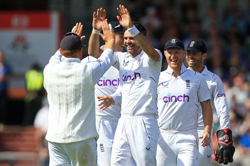 England's James Anderson (C) celebrates with teammates after taking the wicket of South Africa's Keshav Maharaj on day 1 of the second Test match between England and South Africa at the Old Trafford cricket ground in Manchester on 25 August, 2022