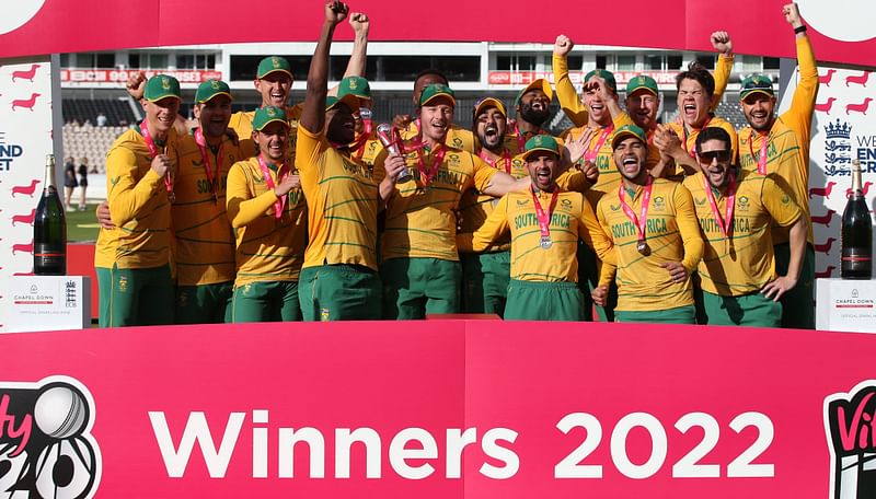 South Africa's David Miller (C) holds the trophy as he celebrates with teammates after victory in the third T20 international cricket match and series between England and South Africa at The Ageas Bowl in Southampton, southern England on 31 July, 2022