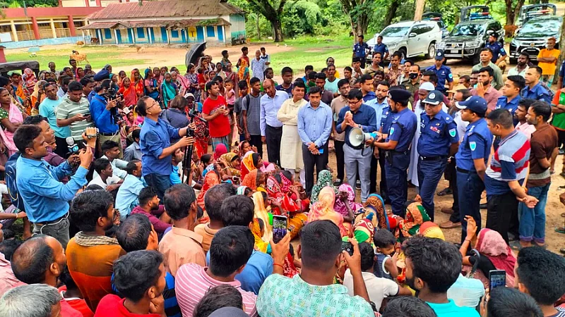 Moulvibazar deputy commissioner Mir Nahid Ahsan talks to the tea workers at a tea garden in Sreemangal on Tuesday noon.