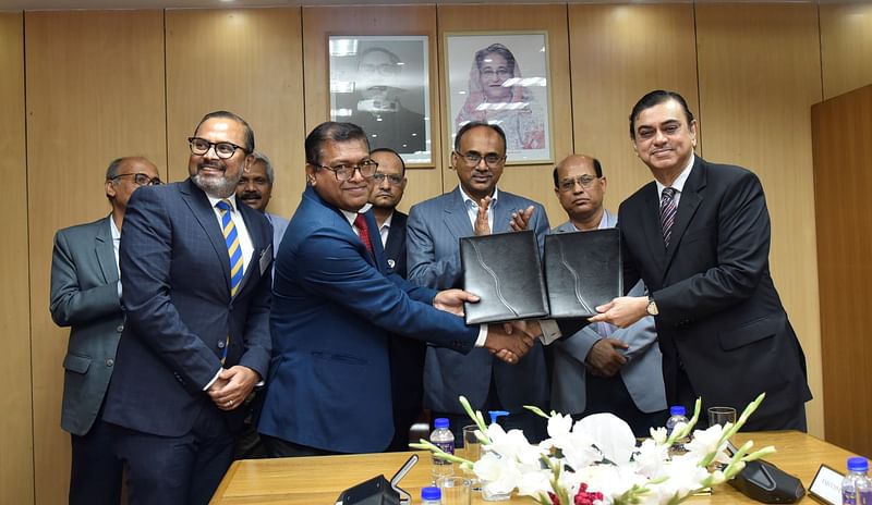 Md Jaker Hossain, director of SME & Special Programmes Department at Bangladesh Bank; and Selim RF Hussain, managing director and CEO of BRAC Bank, signed the agreement