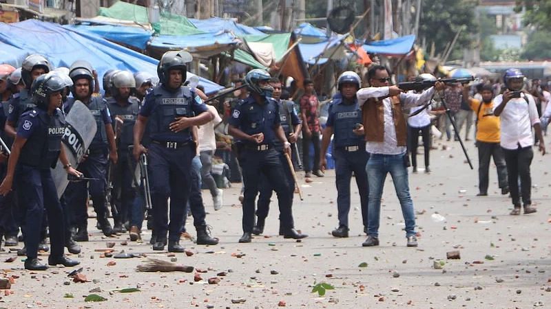 Detective Branch (DB) of police sub-inspector Mahfuzur Rahman is seen firing from a rifle in no. 2 rail gate area in Narayanganj on 1 September 2022