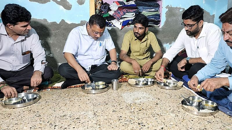 Delhi Chief Minister Arvind Kejriwal having dinner at the house of auto driver Vikrambhai Dantani, in Ahmedabad, Gujarat on 12 September 2022