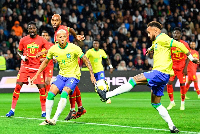 Brazil's forward Neymar (R) controls the ball during the friendly football match between Brazil and Ghana at the Oceane Stadium in Le Havre, northwestern France on 23 September, 2022