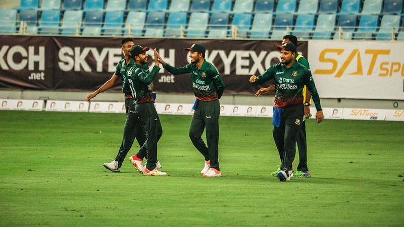 Bangladesh players celebrate a wicket during their first T20I against the UAE at the Dubai International Cricket Stadium on 26 September, 2022