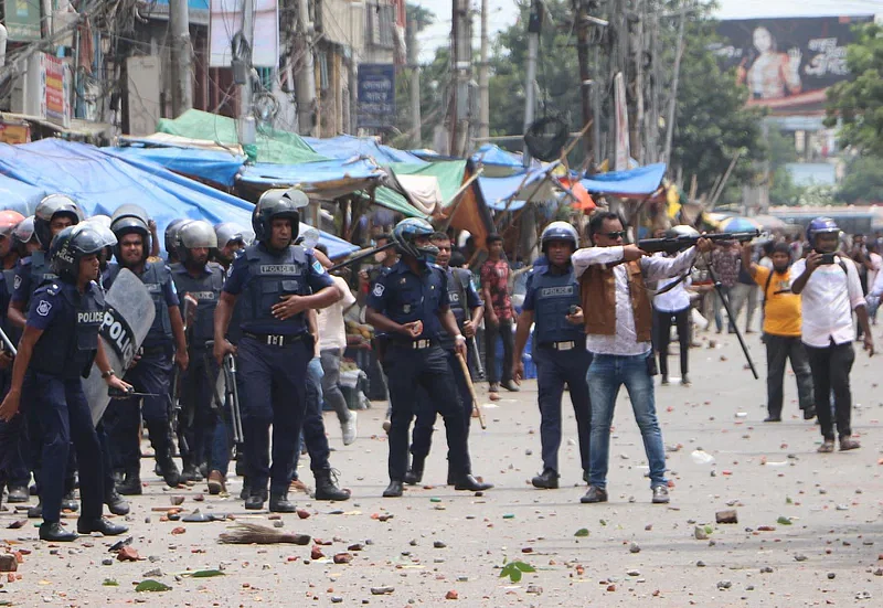 Detective Branch (DB) of police sub-inspector Mahfuzur Rahman is seen firing from a rifle in no. 2 rail gate area in Narayanganj on 1 September 2022