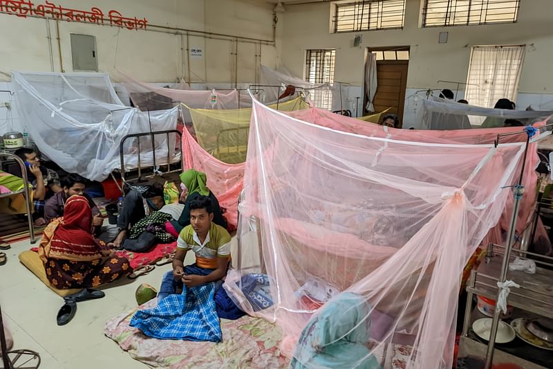 Photo shows dengue patients receiving treatment at a hospital.