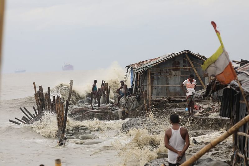 The sea remains rough as the cyclone Sitrang has turned into a powerful cyclone. The picture was taken from Akmalali road in Chattogram on 24 October.