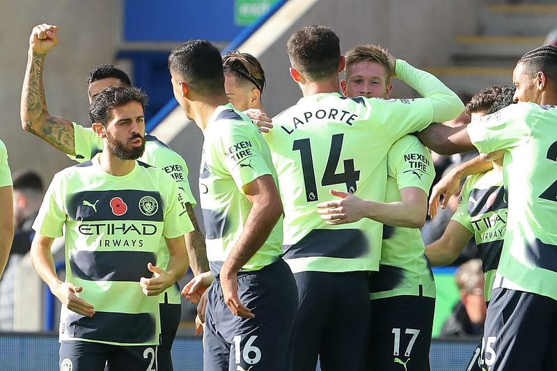 Manchester City's Belgian midfielder Kevin De Bruyne (3rd R) celebrates with teammates after scoring the opening goal from a freekick during the English Premier League football match between Leicester City and Manchester City at King Power Stadium in Leicester, central England on 29 October, 2022