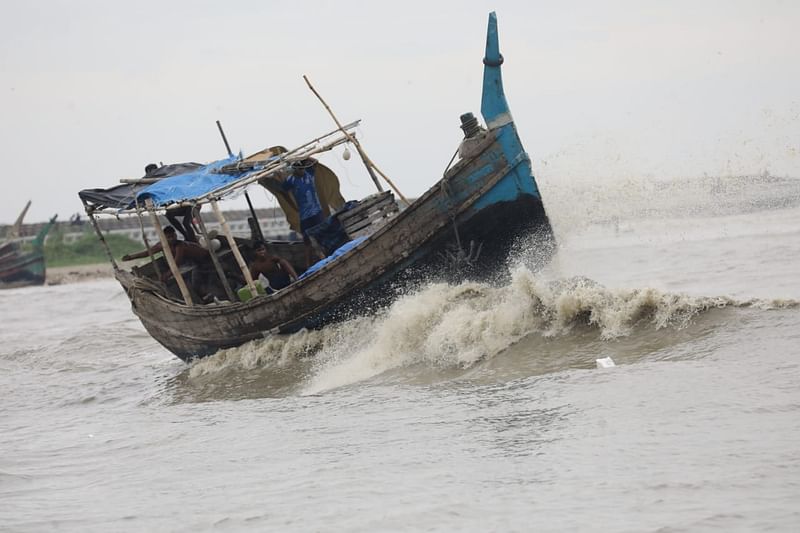 The sea is rough as the cyclone Sitrang has turned into a powerful cyclone. The picture was taken from Akmalali road in Chattogram on 24 October.