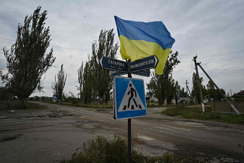 A photograph taken on 27 September, 2022, shows Ukrainian flag waves on a street of the recently liberated village of Vysokopillya, Kherson region,amid the Russian invasion of Ukraine.