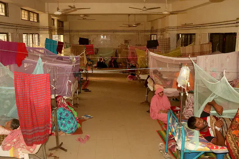 People suffering from dengue fever take treatment at Ishwardi Upazila Health Complex, Pabna