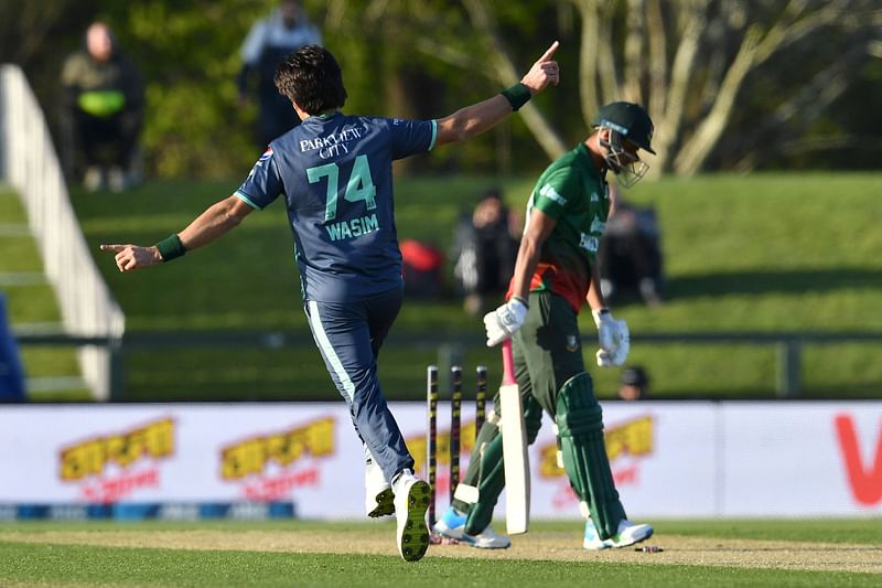 Pakistan's Mohammad Wasim celebrates the wicket of Bangladesh's Nasum Ahmed (R) during the first cricket match between Pakistan and Bangladesh in the Twenty20 tri-series at Hagley Oval in Christchurch on 7 October, 2022