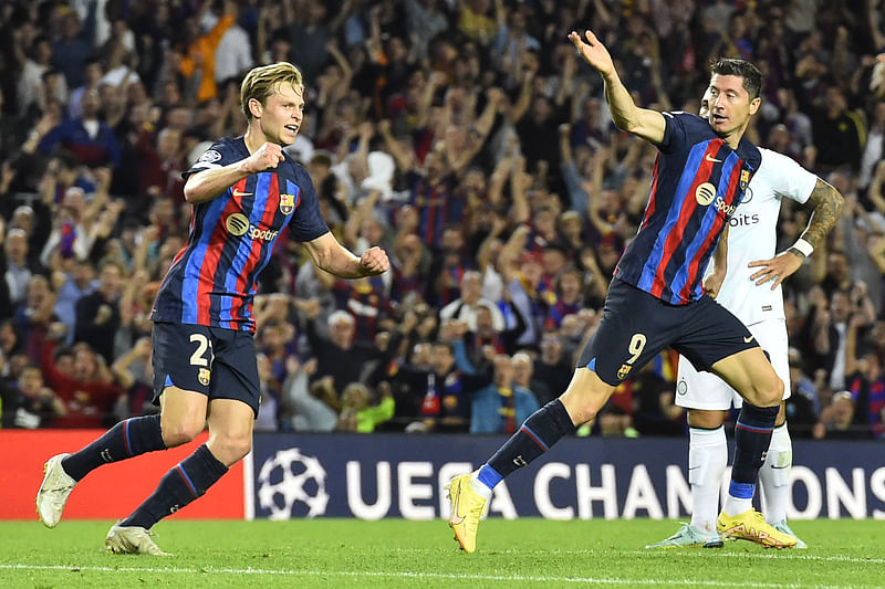 Barcelona's Polish forward Robert Lewandowski (R) celebrates scoring his team's second goal during the UEFA Champions League 1st round, group C, football match between FC Barcelona and Inter Milan at the Camp Nou stadium in Barcelona on 12 October, 2022