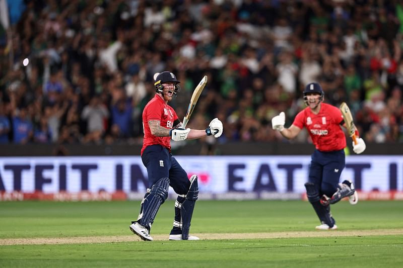 England's Ben Stokes (L) and Liam Livingstone celebrate their win in the ICC men's Twenty20 World Cup 2022 cricket final match between England and Pakistan at the Melbourne Cricket Ground (MCG) on November 13, 2022 in Melbourne.