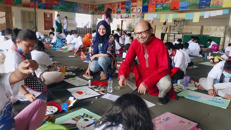 Ekushey Padak winning artist Hashem Khan conducts an art workshop at Delhi Public School Dhaka (DPS STS) in capital's Uttara.