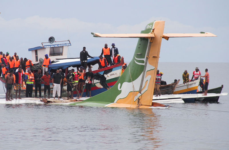 Rescuers attempt to recover the Precision Air passenger plane that crashed into Lake Victoria in Bukoba, Tanzania, 6 November 2022.