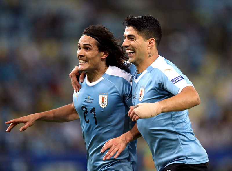 Uruguay strikers Edinson Cavani (L) 
 and Luis Suarez